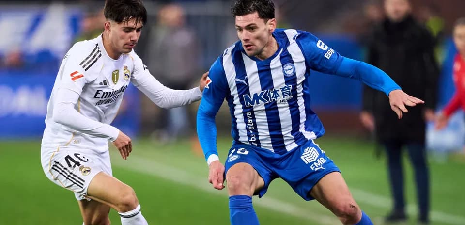 Jugador de Alavés driblando a jugador del Real Madrid Jugador de Alavés driblando a jugador del Real Madrid