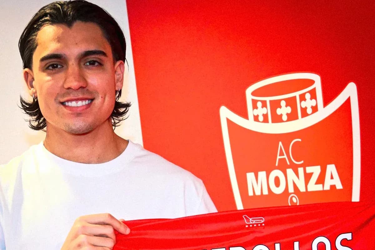 Jugador sosteniendo bufanda de AC Monza en presentación Jugador sosteniendo bufanda de AC Monza en presentación