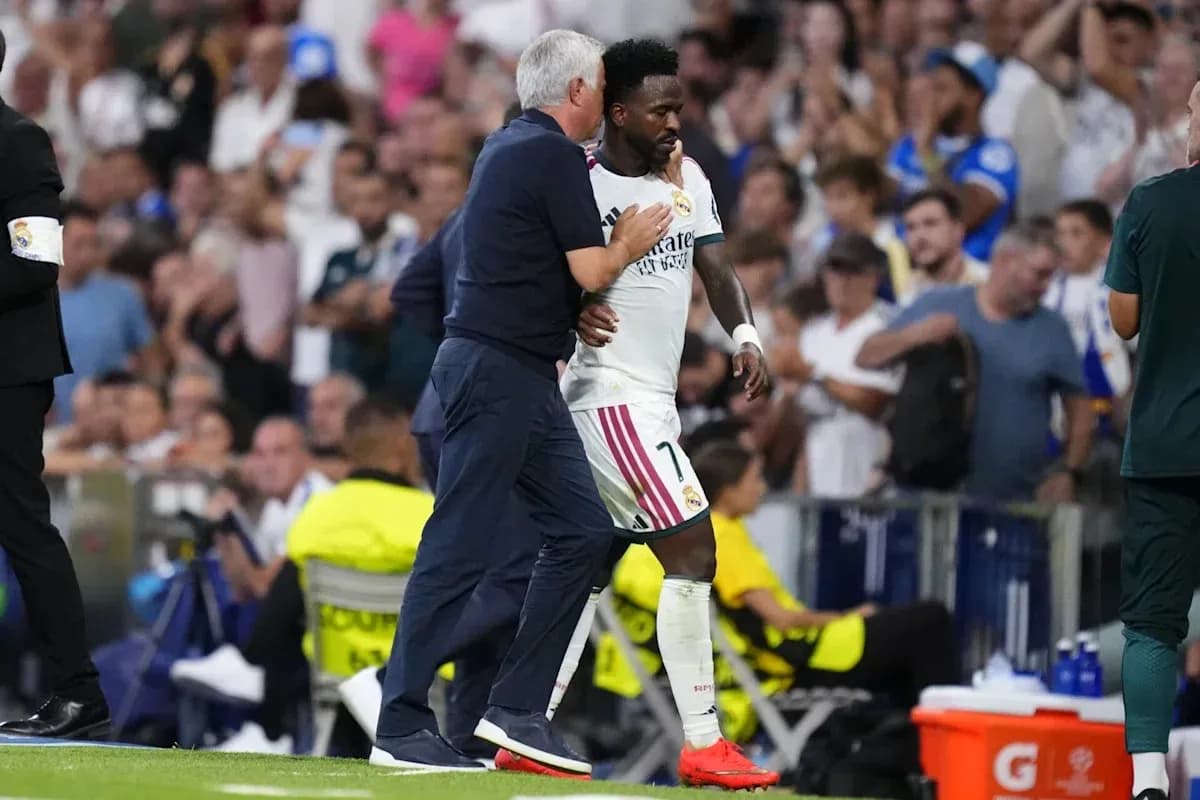 Entrenador hablando con jugador durante el partido Entrenador hablando con jugador durante el partido