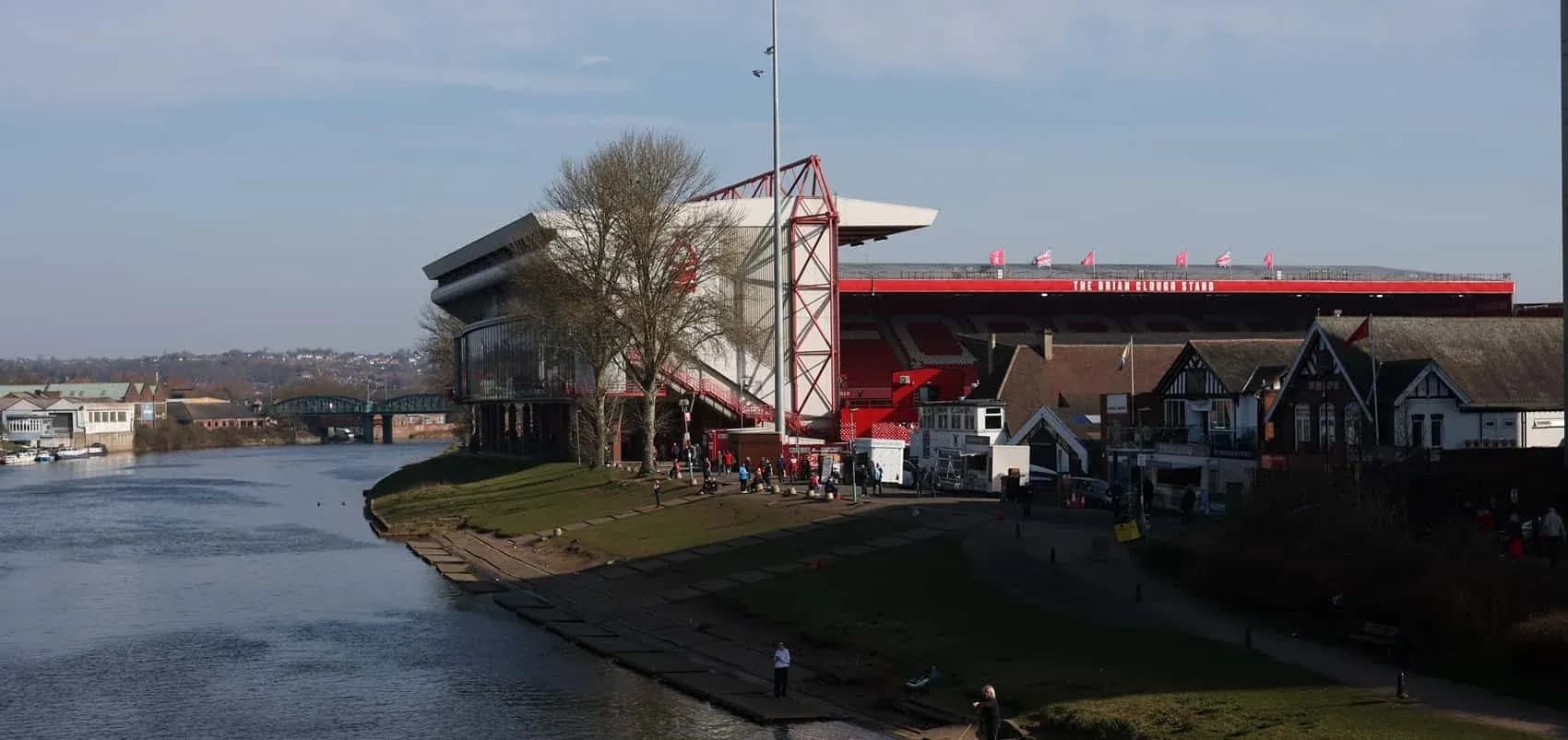 Estadio The City Ground junto al río Estadio The City Ground junto al río