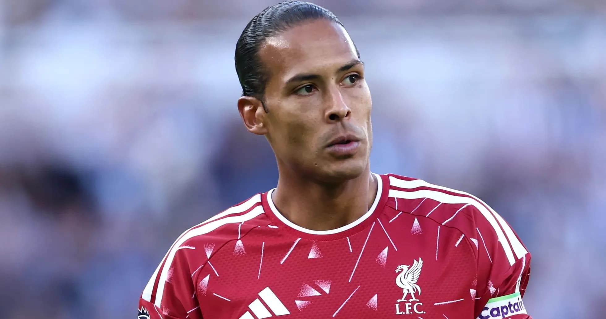Jugador de Liverpool en uniforme rojo durante el partido Jugador de Liverpool en uniforme rojo durante el partido