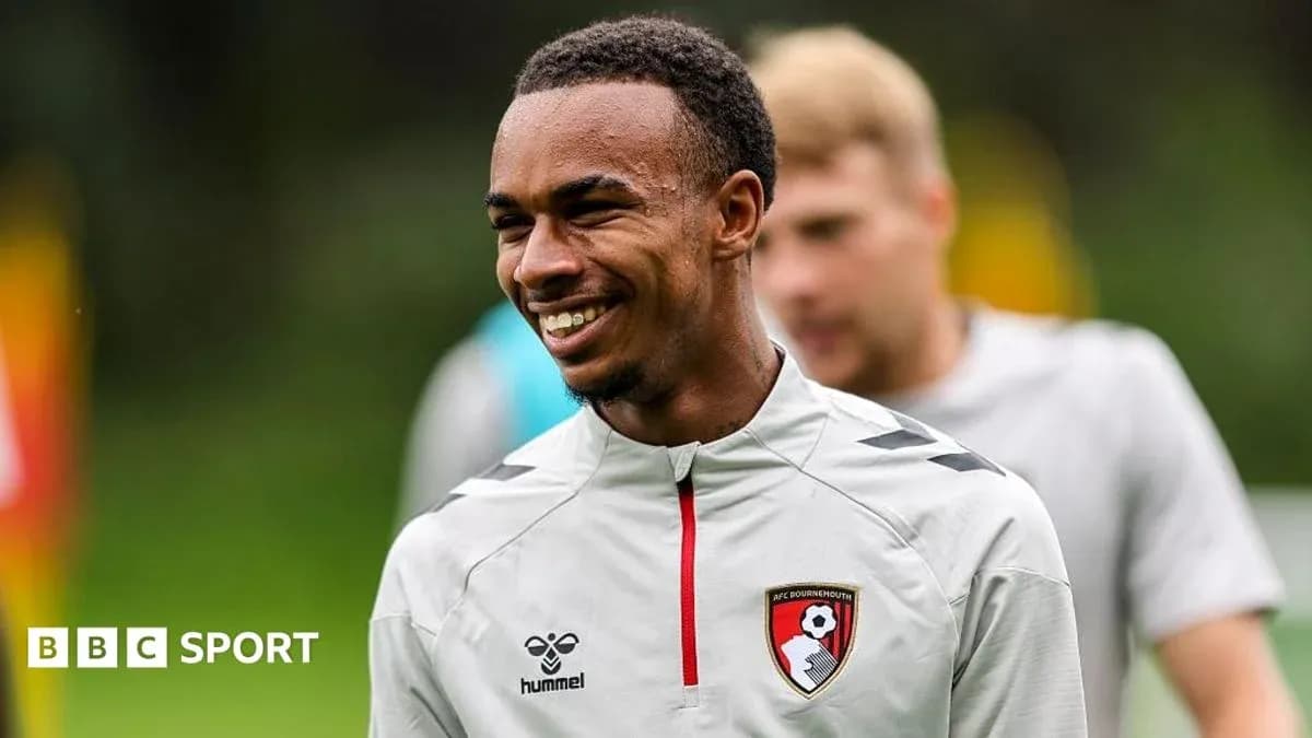 Jugador de AFC Bournemouth en sesión de entrenamiento Jugador de AFC Bournemouth en sesión de entrenamiento