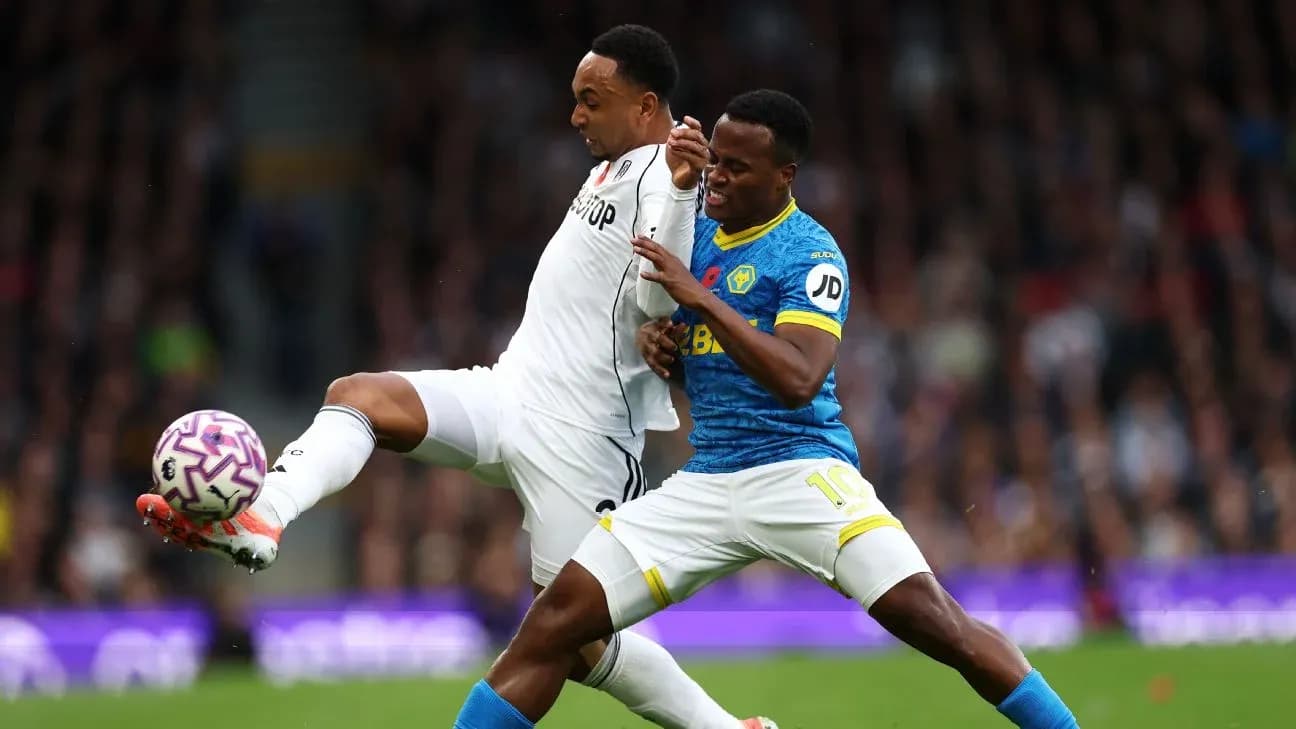 Jugadores de Fulham y Wolves compiten por el balón Jugadores de Fulham y Wolves compiten por el balón