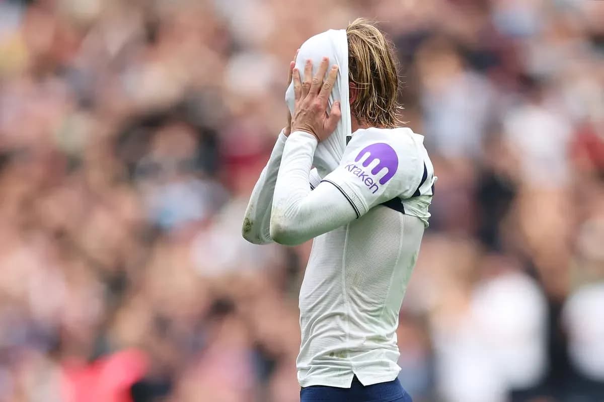 Jugador cubriéndose la cabeza con la camiseta Jugador cubriéndose la cabeza con la camiseta