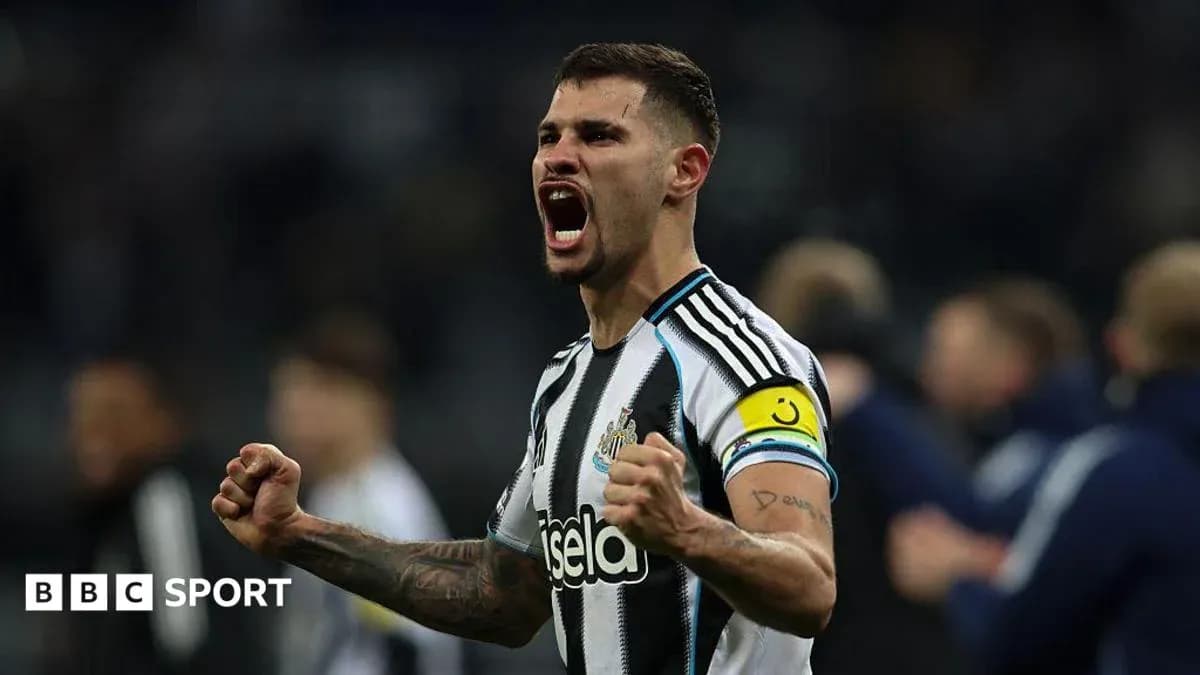 Jugador de Newcastle celebrando con puños apretados Jugador de Newcastle celebrando con puños apretados