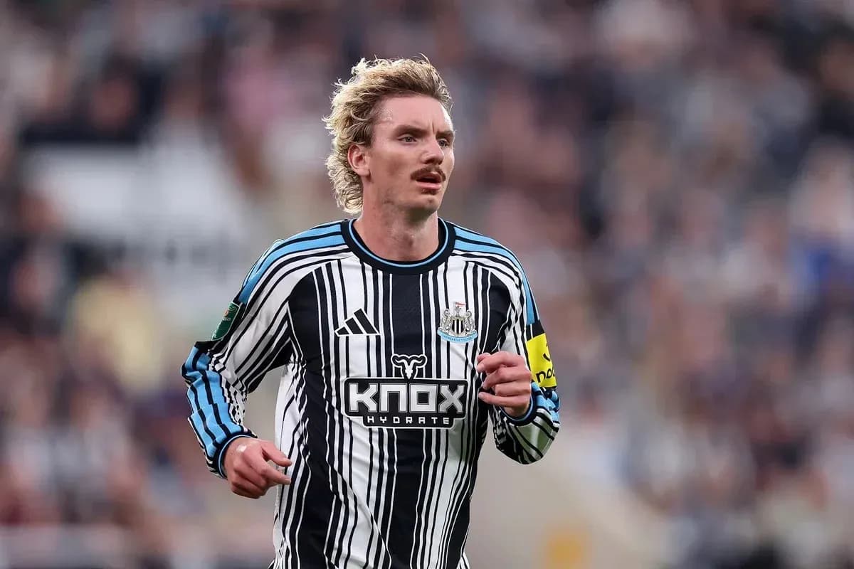 Jugador de Newcastle corriendo en el campo de juego Jugador de Newcastle corriendo en el campo de juego