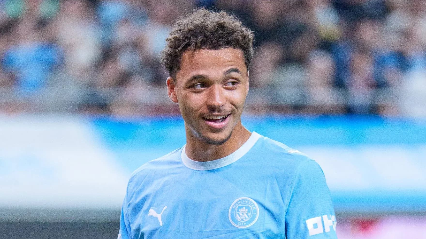 Jugador de Manchester City sonriendo en el campo Jugador de Manchester City sonriendo en el campo