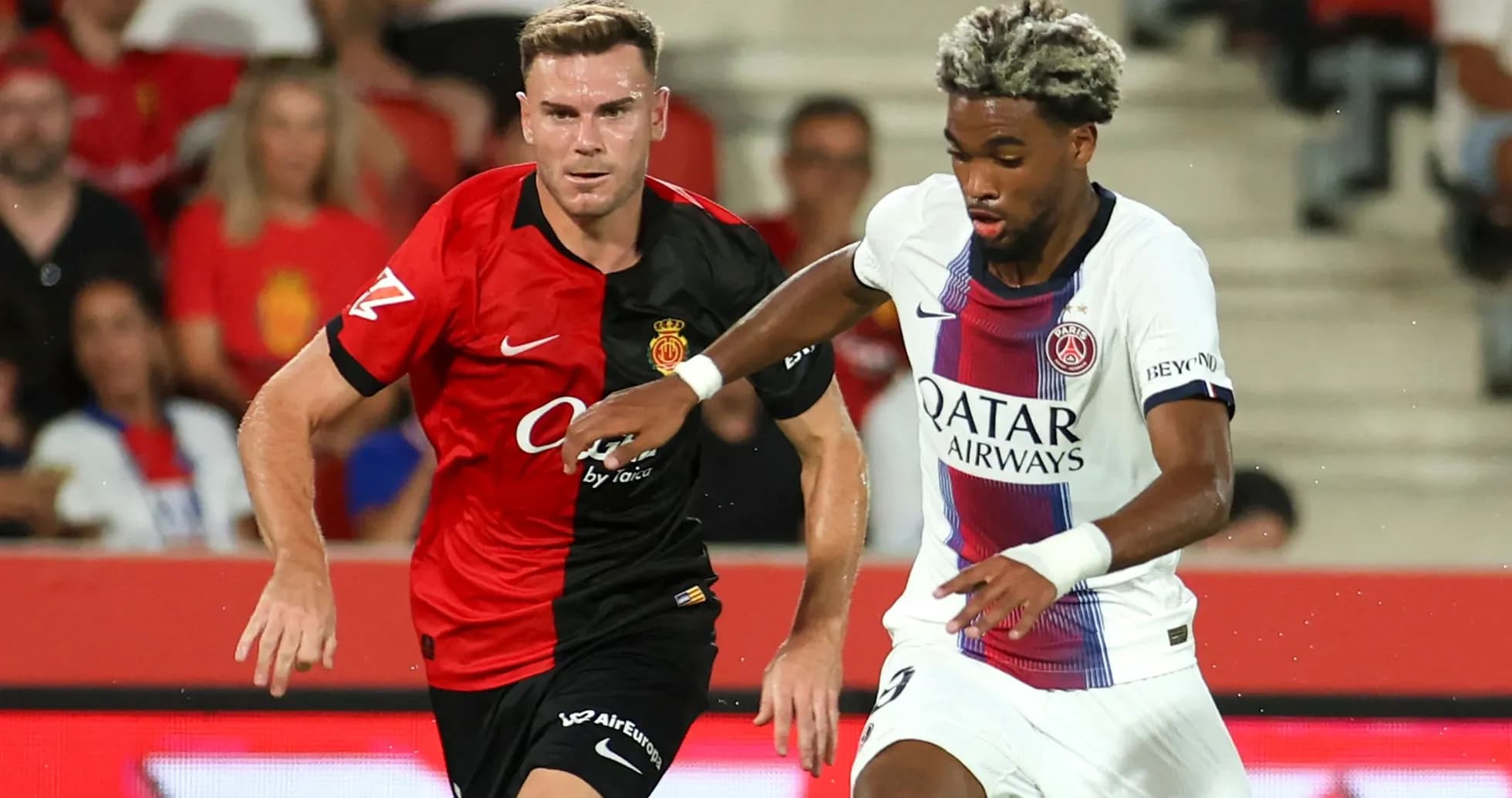 Jugadores de Mallorca y PSG en acción durante partido Jugadores de Mallorca y PSG en acción durante partido