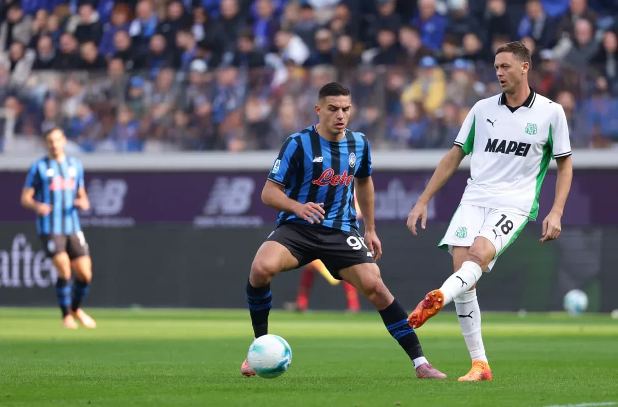 Jugador de Atalanta controla el balón contra Sassuolo Jugador de Atalanta controla el balón contra Sassuolo
