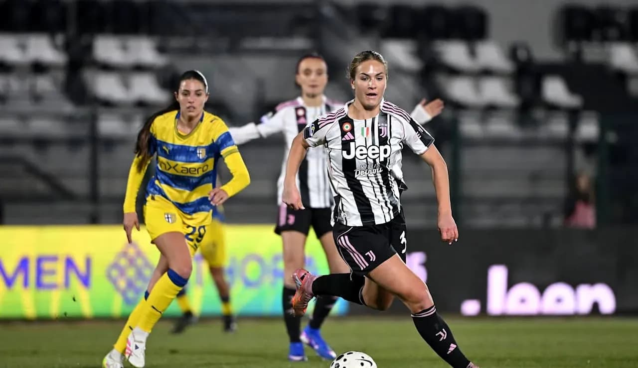 Jugadora de Juventus en acción contra Parma Jugadora de Juventus en acción contra Parma