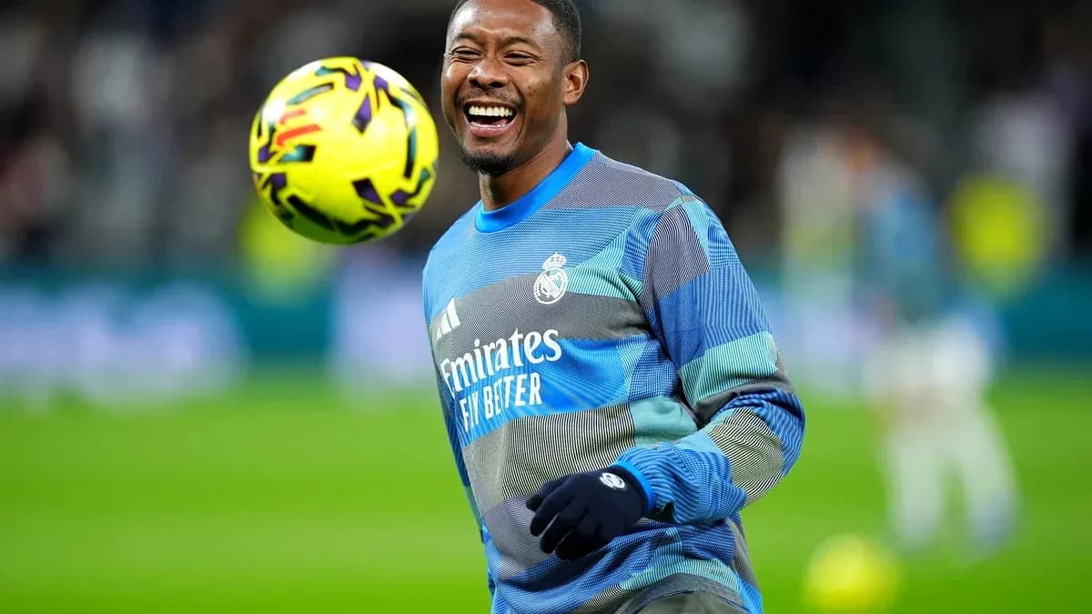 Jugador de Real Madrid calentando con balón Jugador de Real Madrid calentando con balón