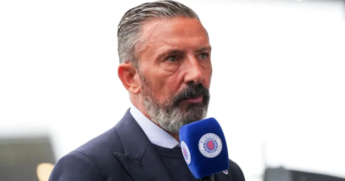 Hombre hablando con micrófono en evento deportivo Hombre hablando con micrófono en evento deportivo
