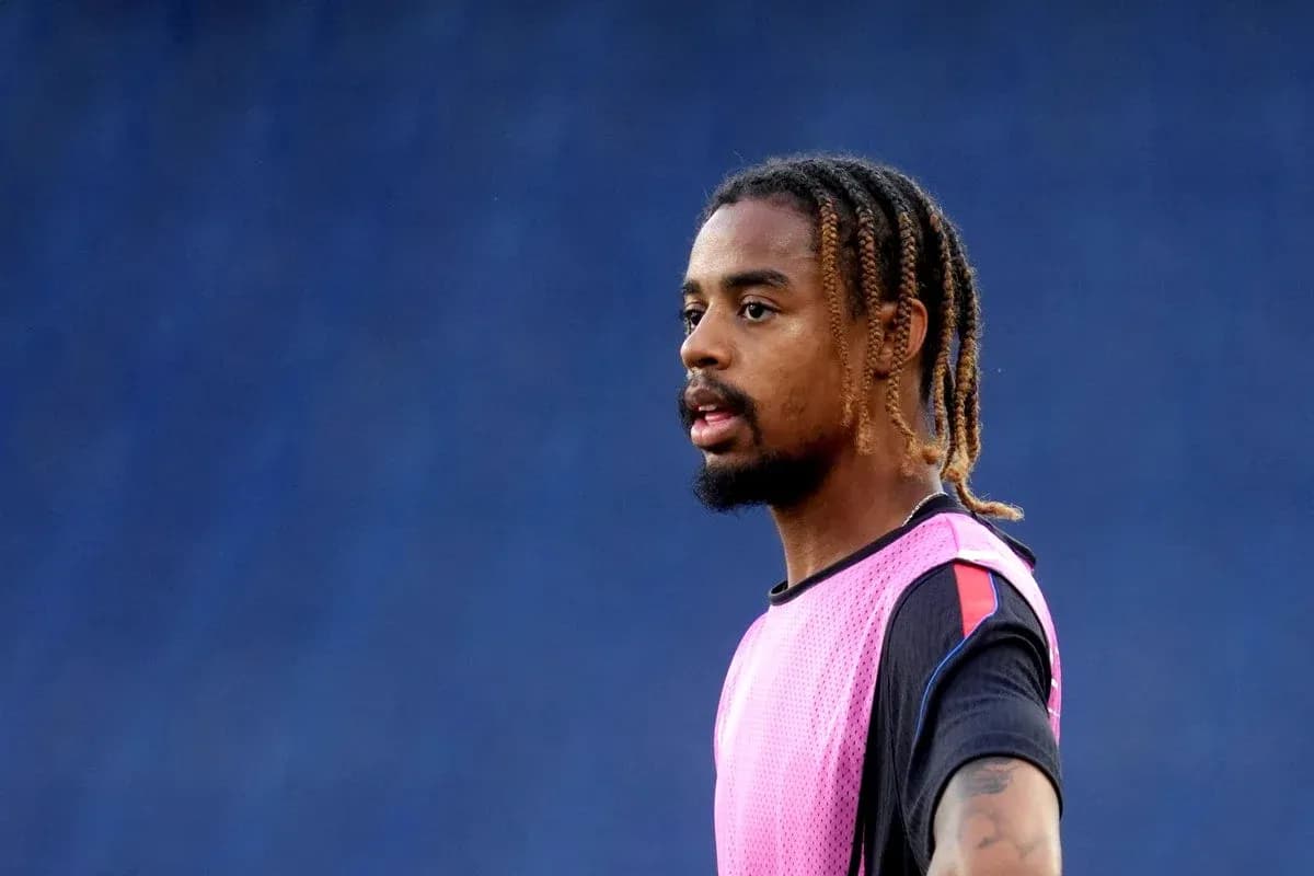 Jugador en calentamiento con camiseta rosa Jugador en calentamiento con camiseta rosa