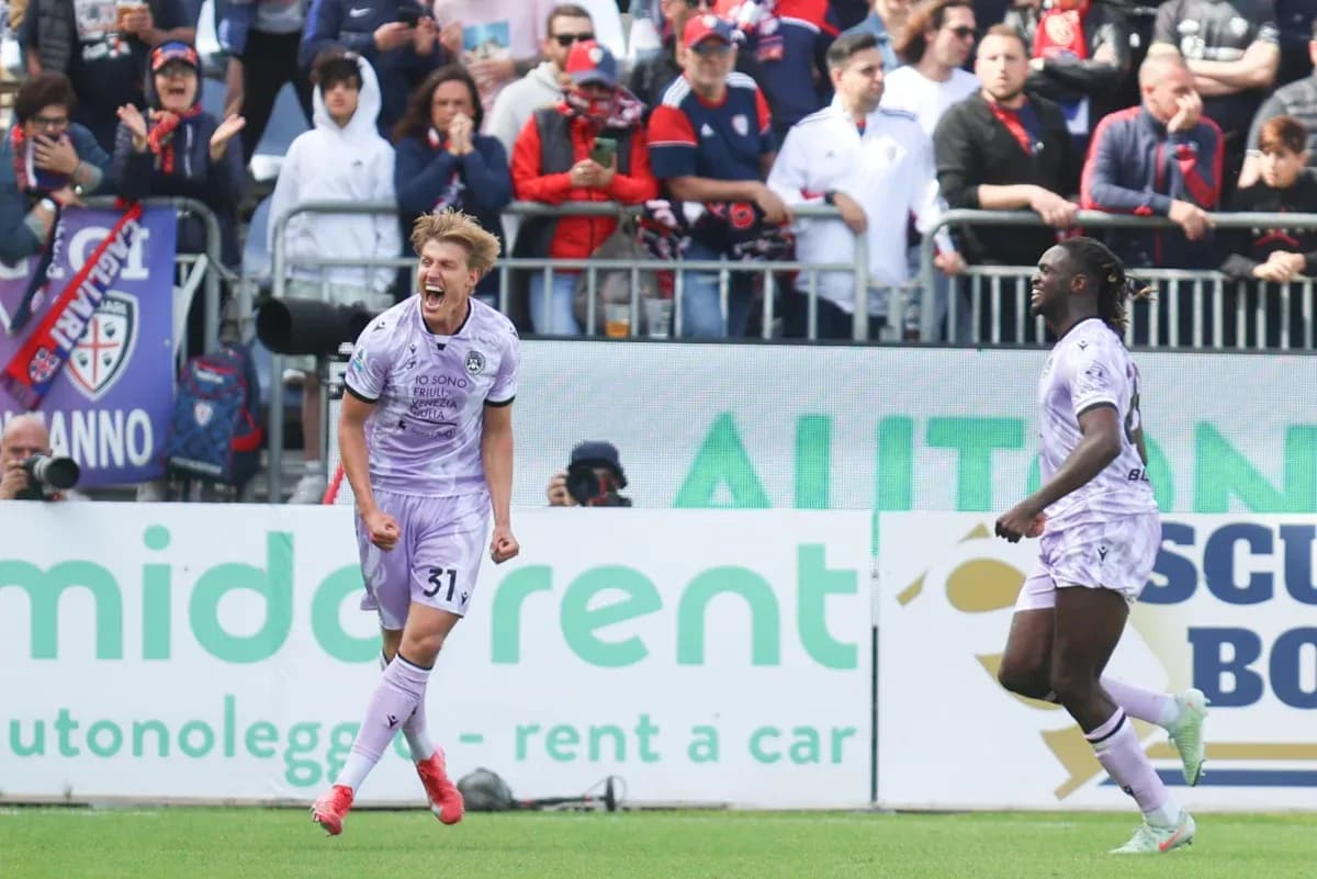Jugador celebra un gol durante el partido Jugador celebra un gol durante el partido