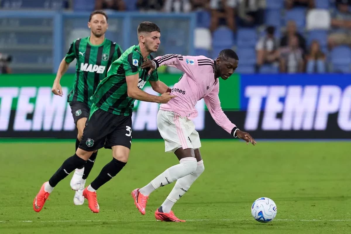 Jugador de Sassuolo persigue a jugador de Juventus Jugador de Sassuolo persigue a jugador de Juventus