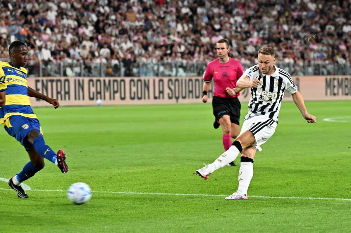 Jugador de Juventus disparando a puerta Jugador de Juventus disparando a puerta