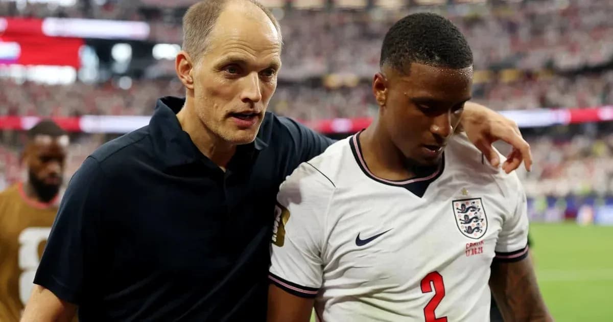 Entrenador hablando con jugador de Inglaterra tras partido Entrenador hablando con jugador de Inglaterra tras partido