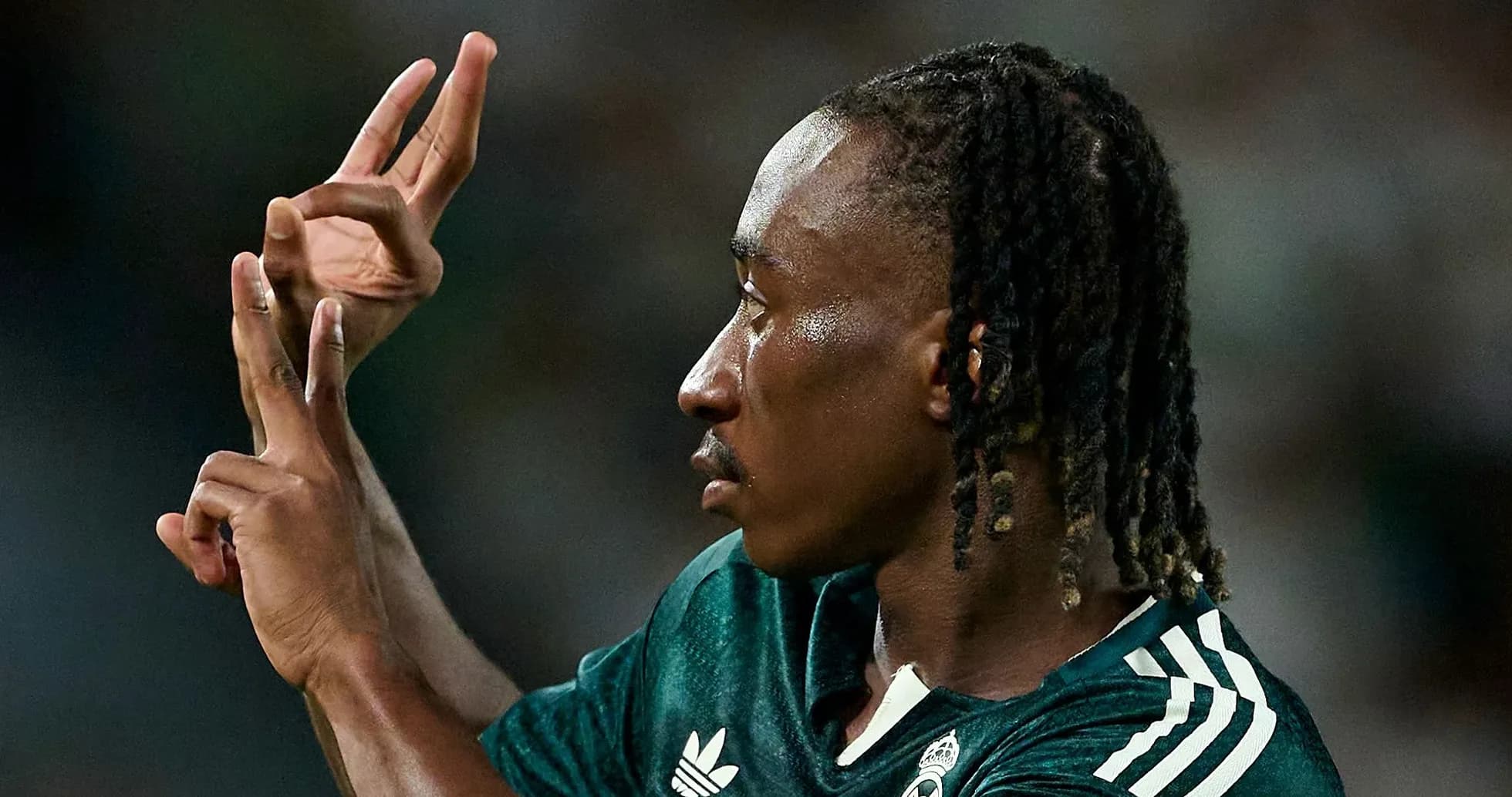 Jugador haciendo un gesto con las manos durante el partido Jugador haciendo un gesto con las manos durante el partido