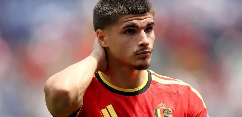 Jugador de Bélgica en uniforme rojo durante partido Jugador de Bélgica en uniforme rojo durante partido