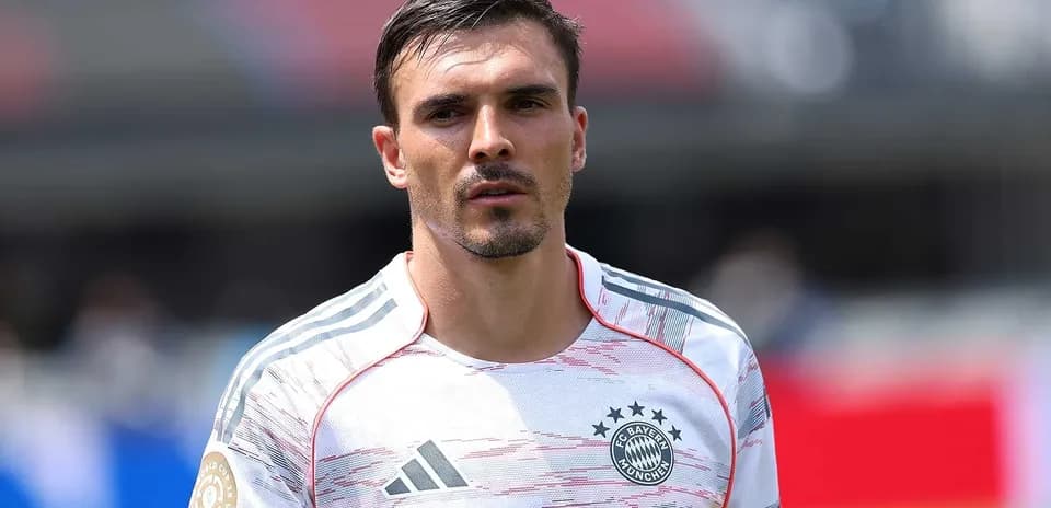 Jugador de fútbol en uniforme de Bayern Múnich Jugador de fútbol en uniforme de Bayern Múnich