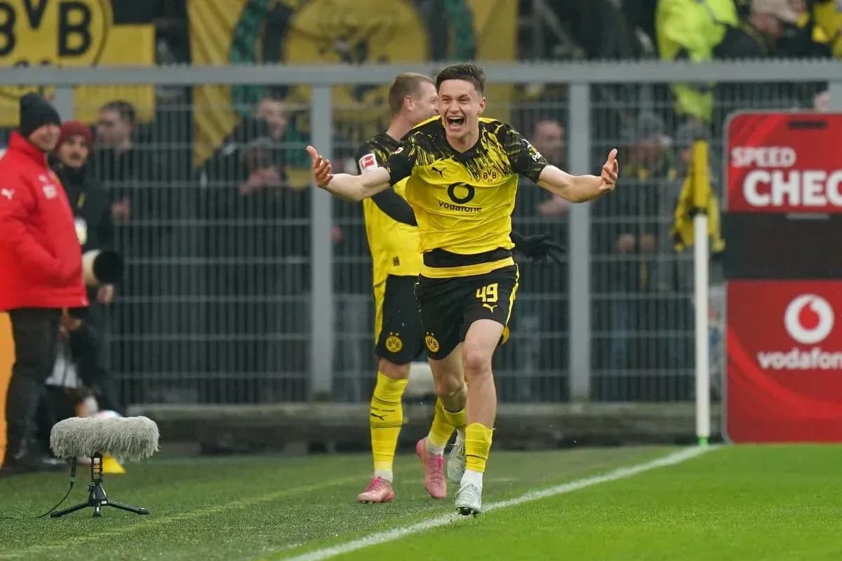 Jugador de Borussia Dortmund celebrando un gol Jugador de Borussia Dortmund celebrando un gol