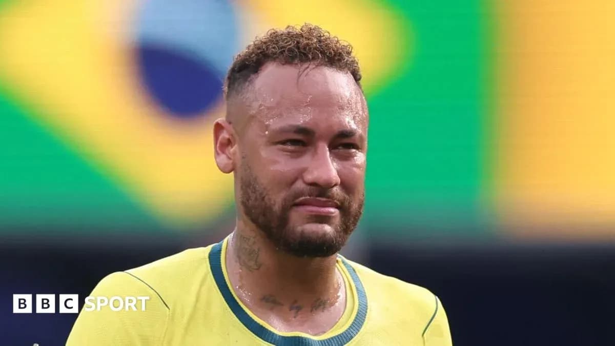 Neymar en camiseta amarilla después del partido Neymar en camiseta amarilla después del partido
