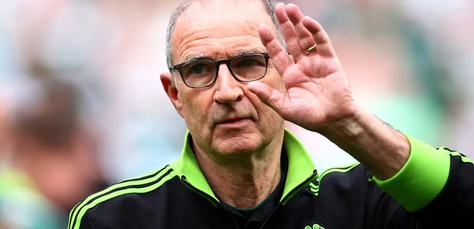 Entrenador saludando al público durante el partido Entrenador saludando al público durante el partido