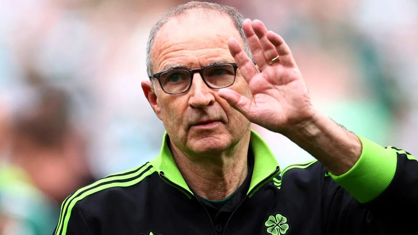 Entrenador saludando al público durante el partido Entrenador saludando al público durante el partido
