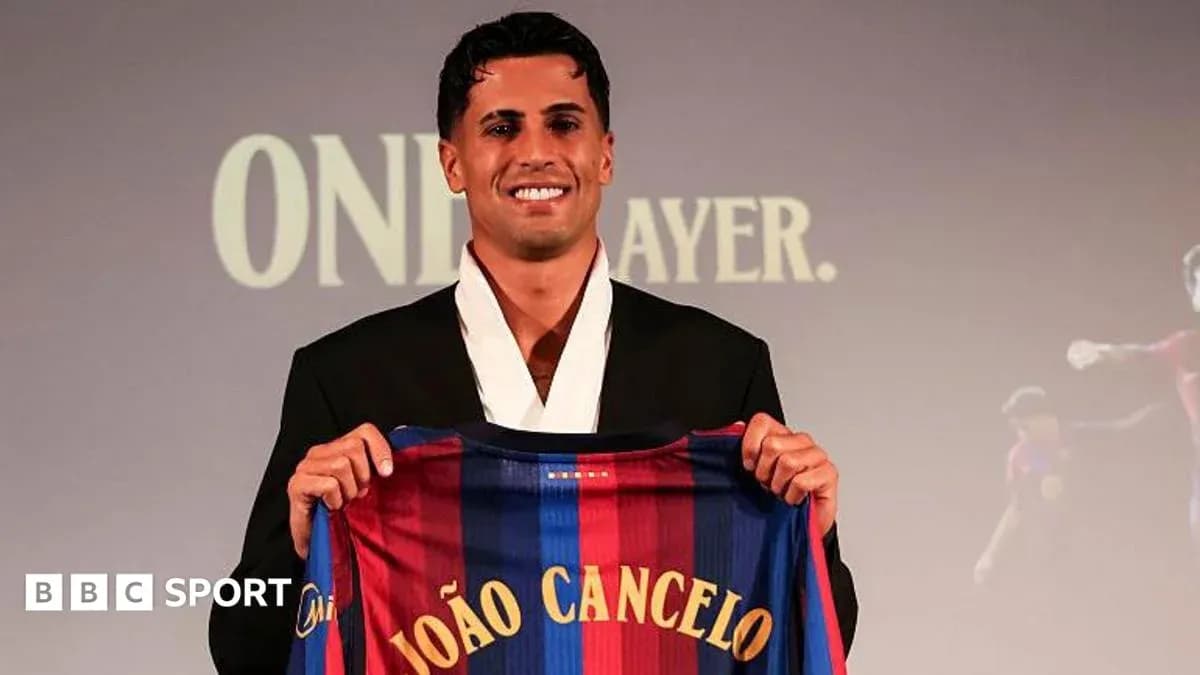 João Cancelo presentando su camiseta del FC Barcelona João Cancelo presentando su camiseta del FC Barcelona