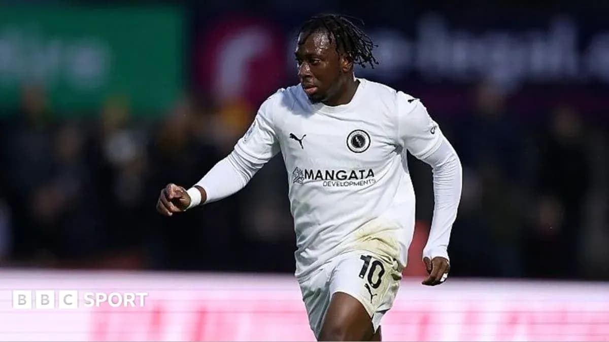 Jugador corriendo en campo con camiseta blanca Jugador corriendo en campo con camiseta blanca
