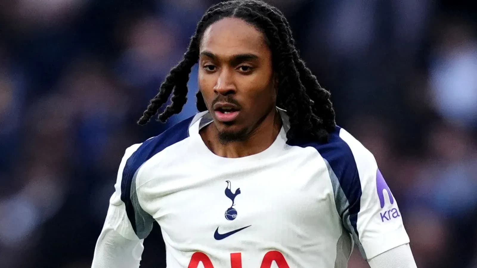 Jugador de Tottenham corriendo durante el partido Jugador de Tottenham corriendo durante el partido