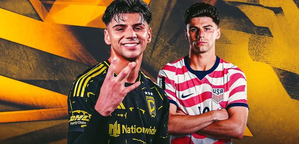 Jugadores de fútbol posando con camisetas de sus selecciones Jugadores de fútbol posando con camisetas de sus selecciones