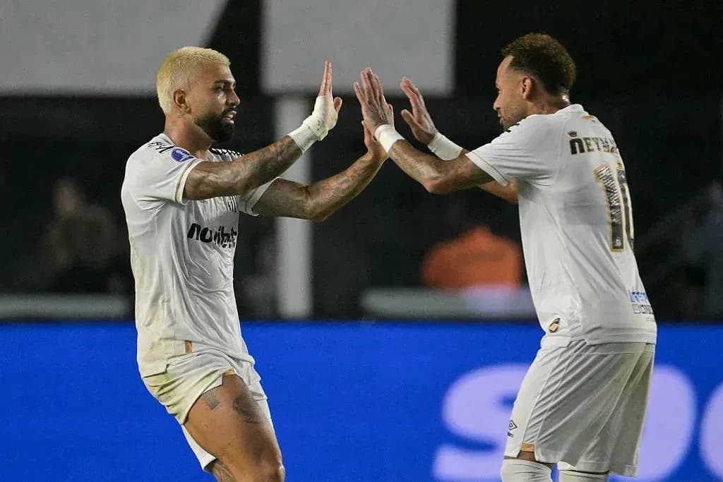 Dos jugadores celebrando un gol en el campo Dos jugadores celebrando un gol en el campo