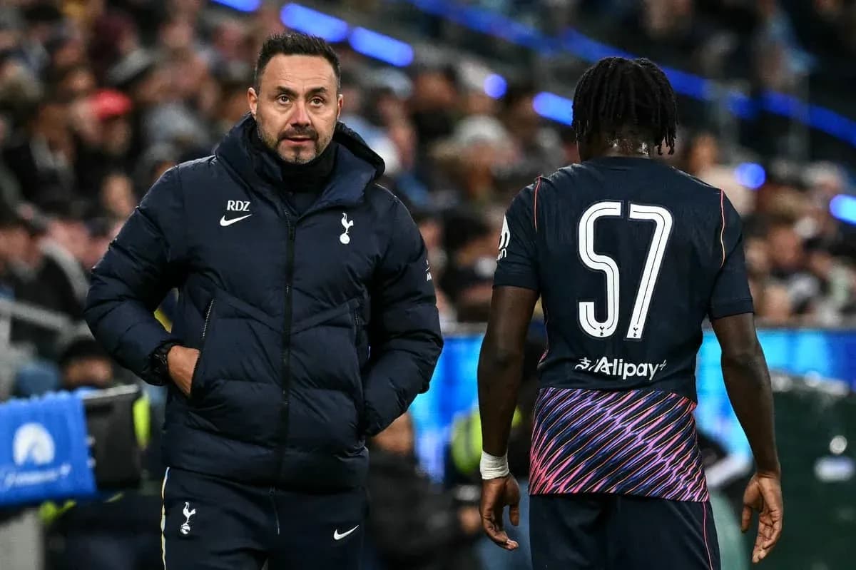 Entrenador de Tottenham habla con jugador durante partido Entrenador de Tottenham habla con jugador durante partido