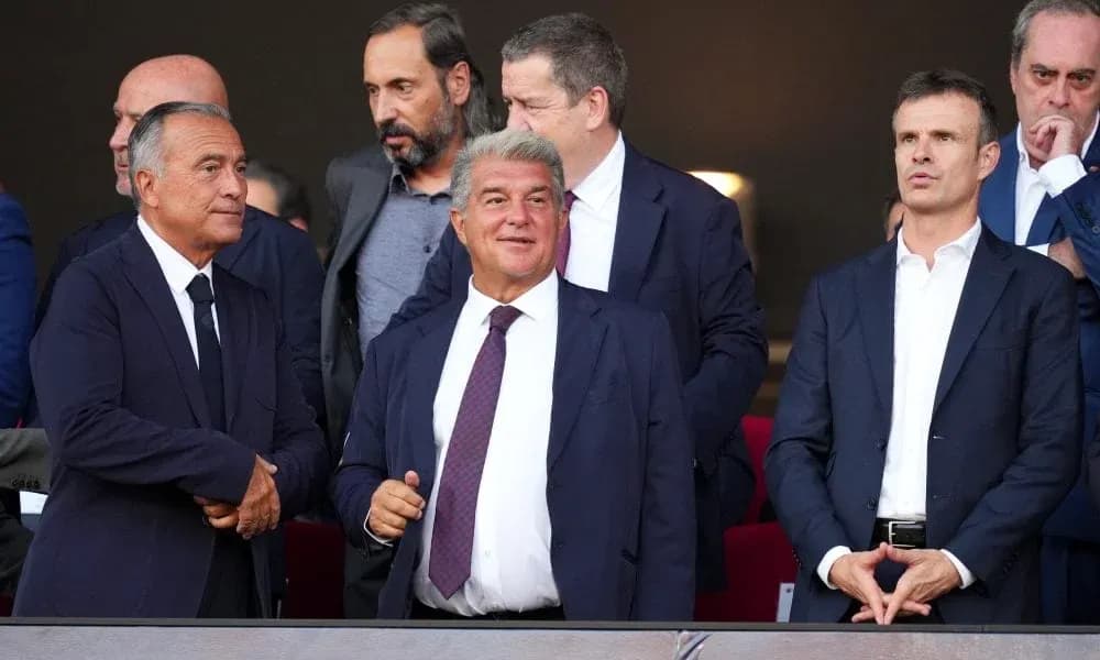 Directivos en el palco durante un partido Directivos en el palco durante un partido