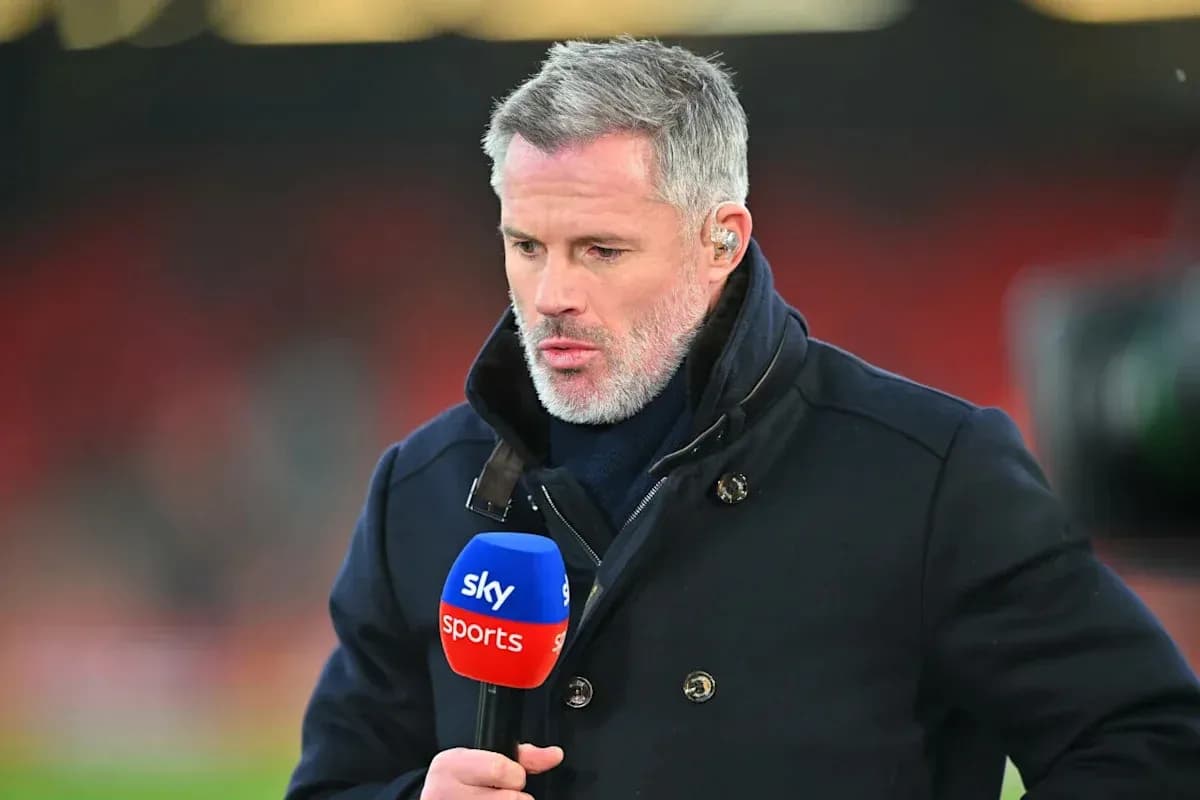 Analista de fútbol sosteniendo micrófono de Sky Sports Analista de fútbol sosteniendo micrófono de Sky Sports
