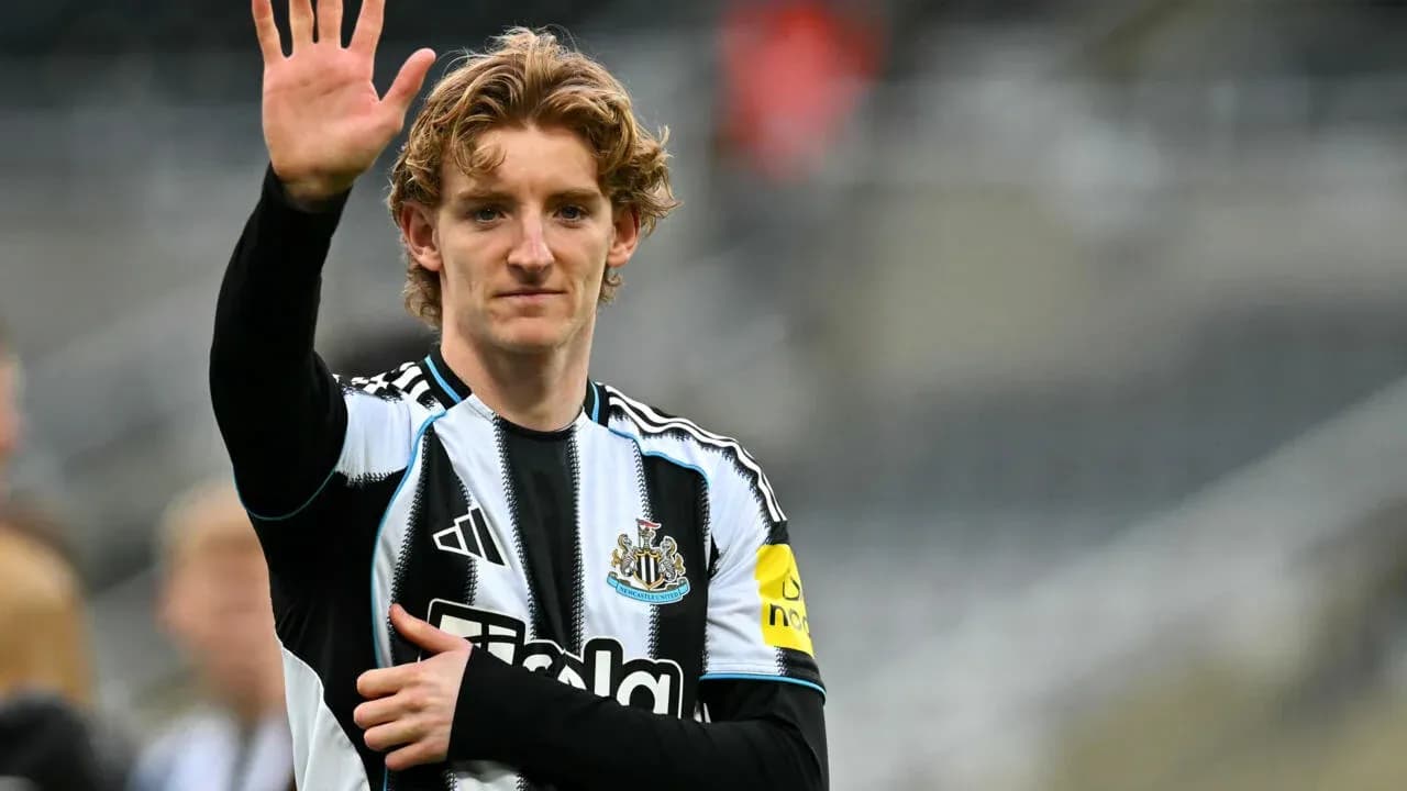 Jugador de Newcastle saludando a la afición Jugador de Newcastle saludando a la afición