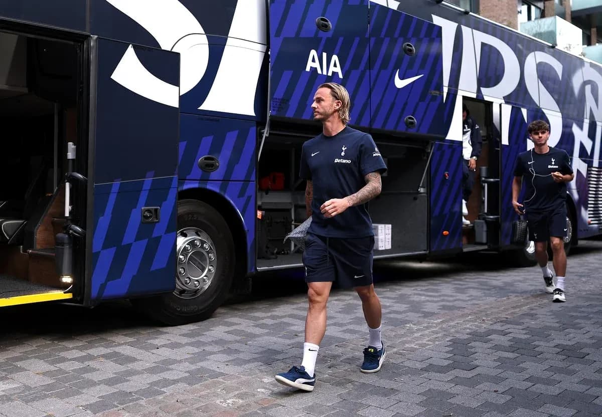 Jugadores de Tottenham saliendo del autobús del equipo Jugadores de Tottenham saliendo del autobús del equipo