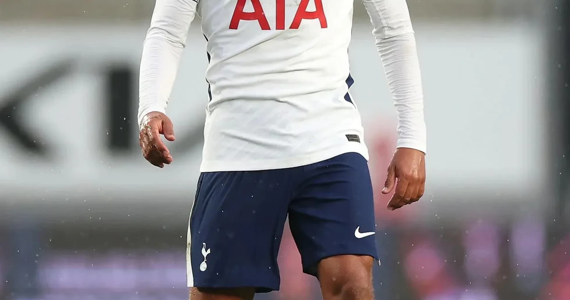 Jugador de Tottenham caminando en el campo de juego Jugador de Tottenham caminando en el campo de juego