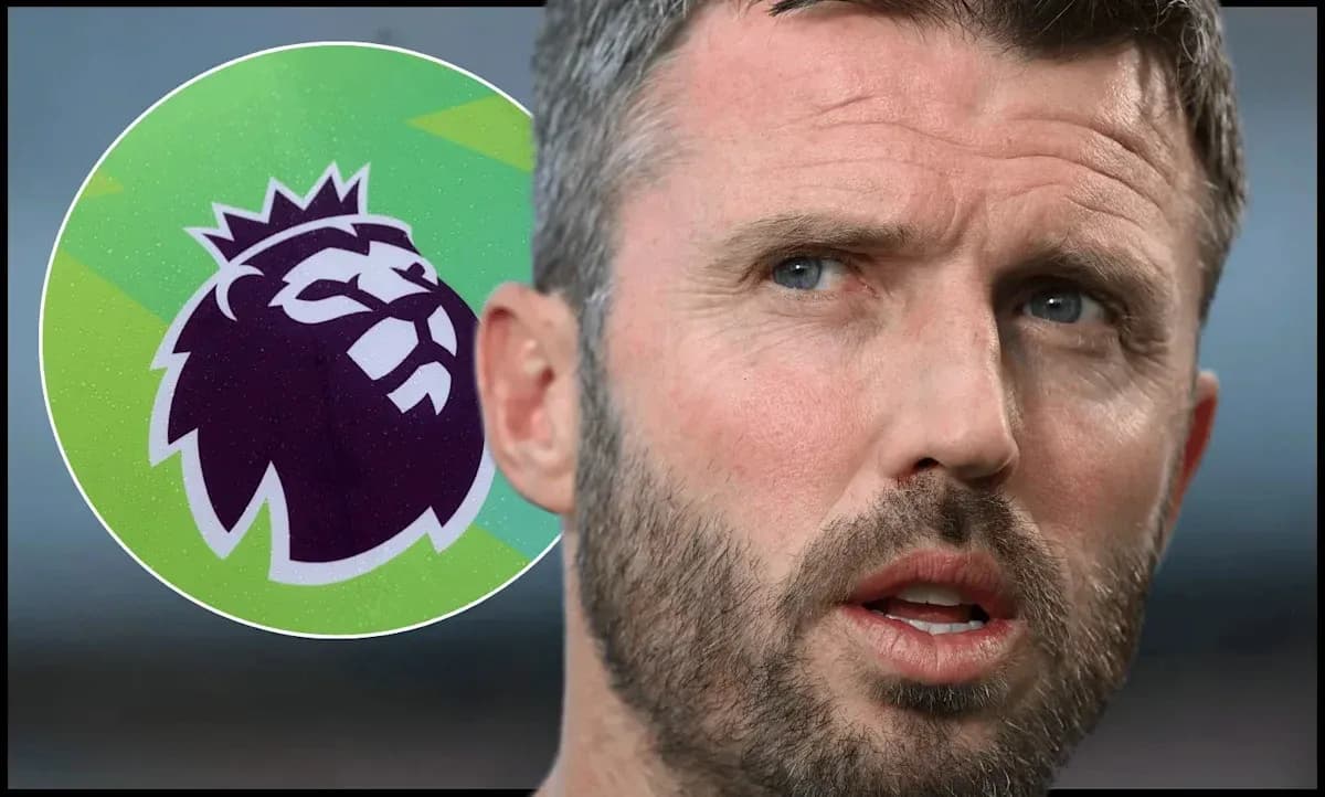 Entrenador hablando con logo de Premier League al fondo Entrenador hablando con logo de Premier League al fondo