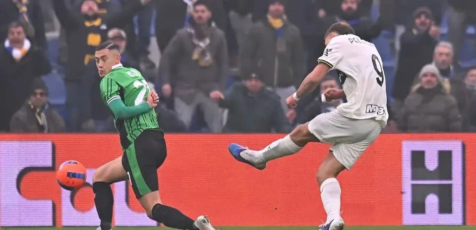 Jugador de Sassuolo intenta detener un tiro Jugador de Sassuolo intenta detener un tiro