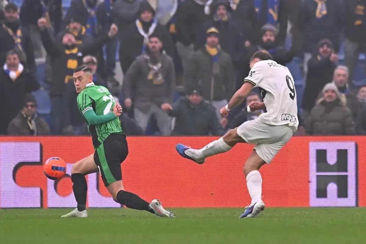 Jugador de Sassuolo intenta detener un tiro Jugador de Sassuolo intenta detener un tiro