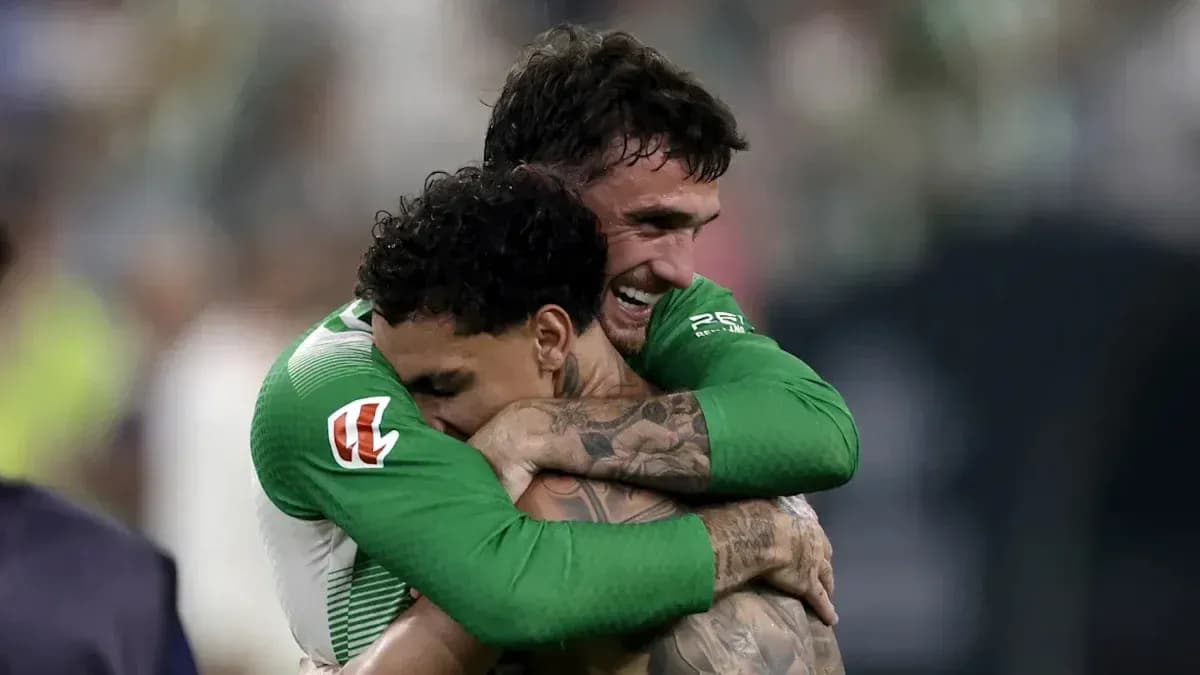 Jugadores abrazándose tras un partido de fútbol Jugadores abrazándose tras un partido de fútbol