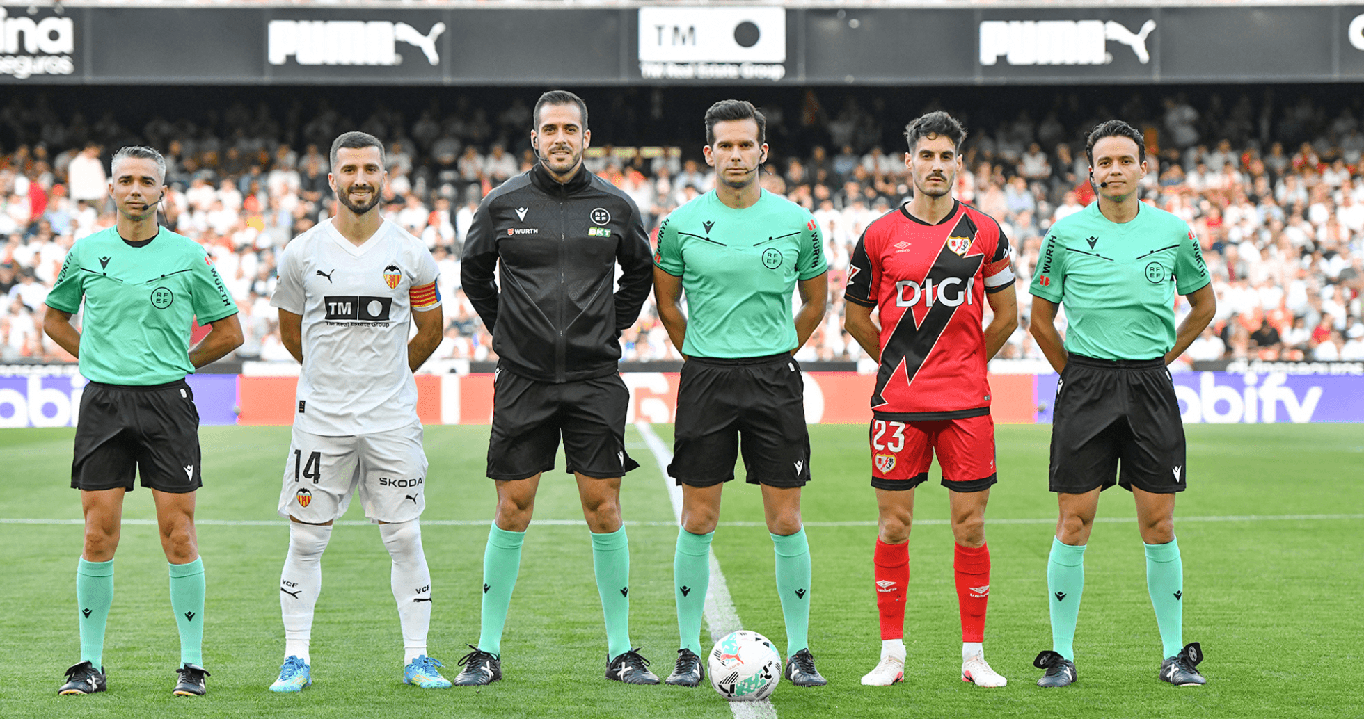 Jugadores y árbitros antes del partido Valencia vs Rayo Jugadores y árbitros antes del partido Valencia vs Rayo
