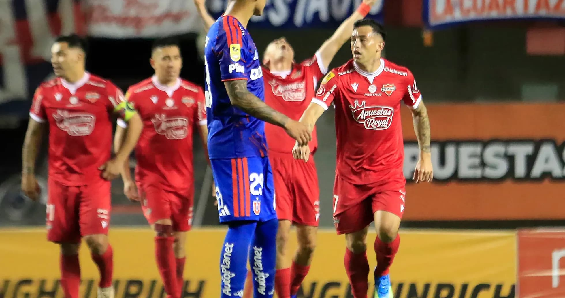 Jugadores de Nublense celebrando un gol Jugadores de Nublense celebrando un gol