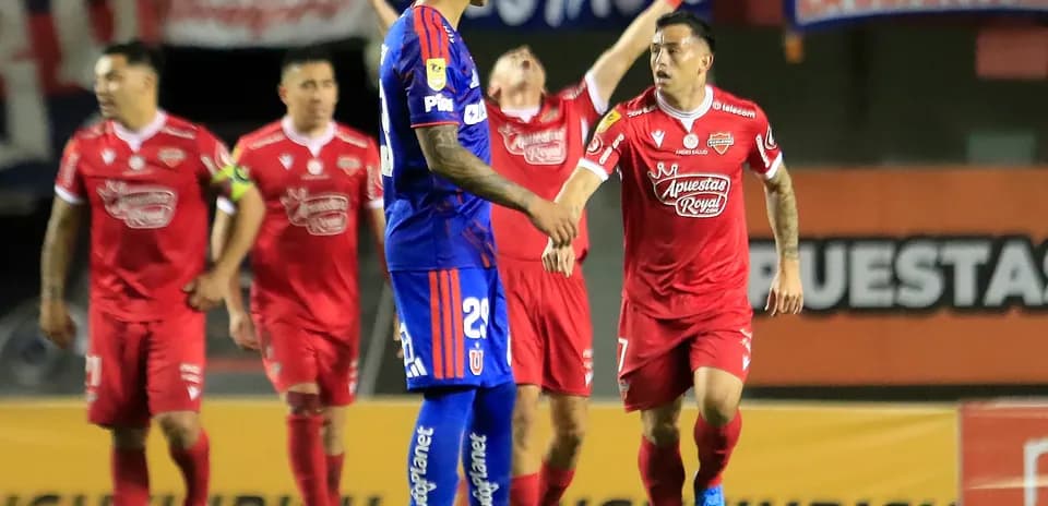 Jugadores de Nublense celebrando un gol Jugadores de Nublense celebrando un gol
