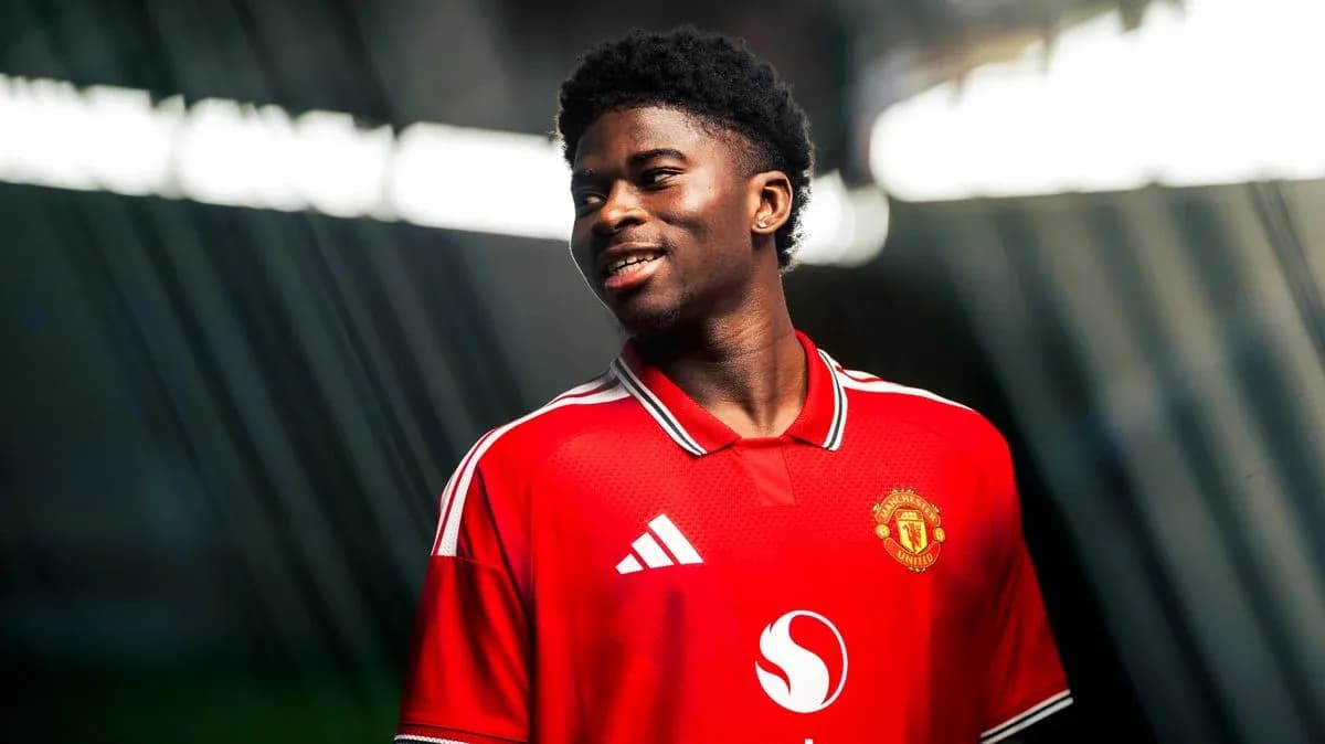 Jugador de Manchester United posando con camiseta roja Jugador de Manchester United posando con camiseta roja