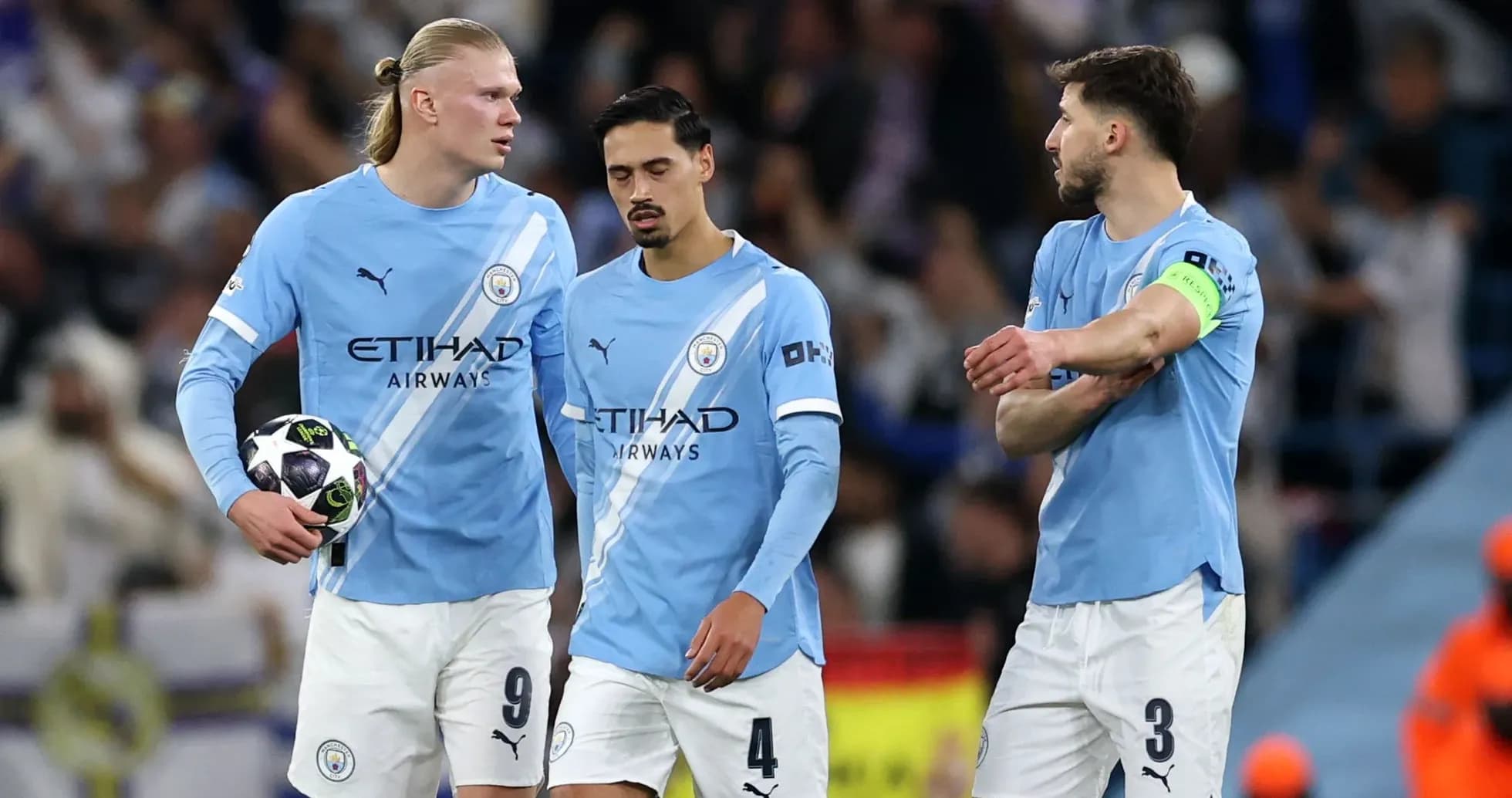 Jugadores de Manchester City discutiendo en el campo Jugadores de Manchester City discutiendo en el campo