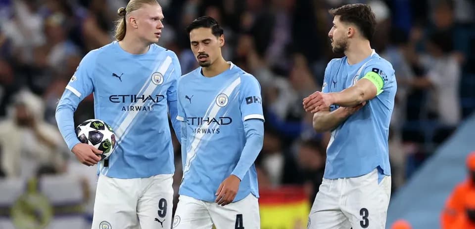Jugadores de Manchester City discutiendo en el campo Jugadores de Manchester City discutiendo en el campo