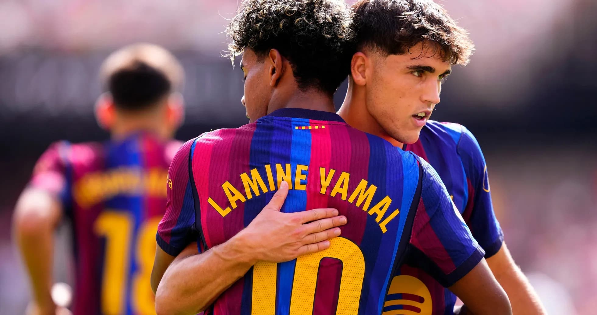 Jugadores del FC Barcelona abrazándose en el campo Jugadores del FC Barcelona abrazándose en el campo